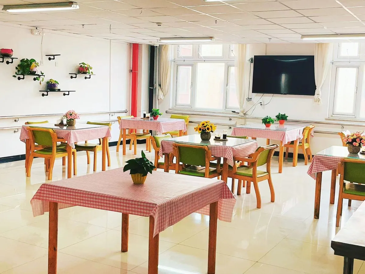 鑫海康养中心营养餐饮区,干净整洁的老人餐厅